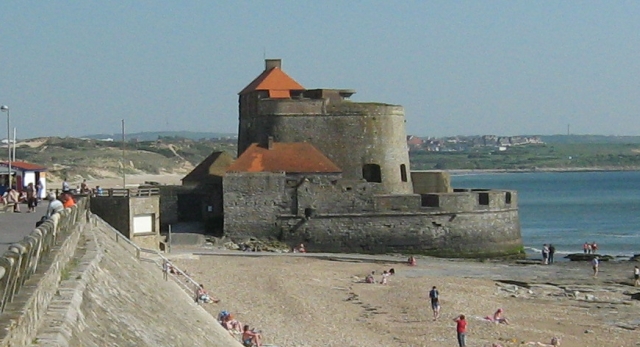 a small castle on the coastline at ambleteuse